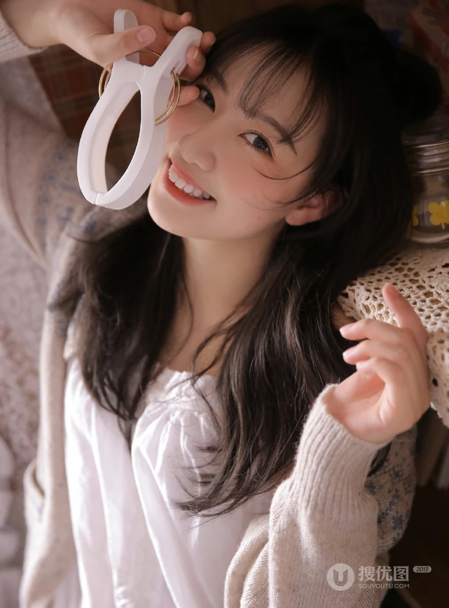 精致俏皮可爱少女室内阅读写真图片，白衣短裤清新靓丽而动人