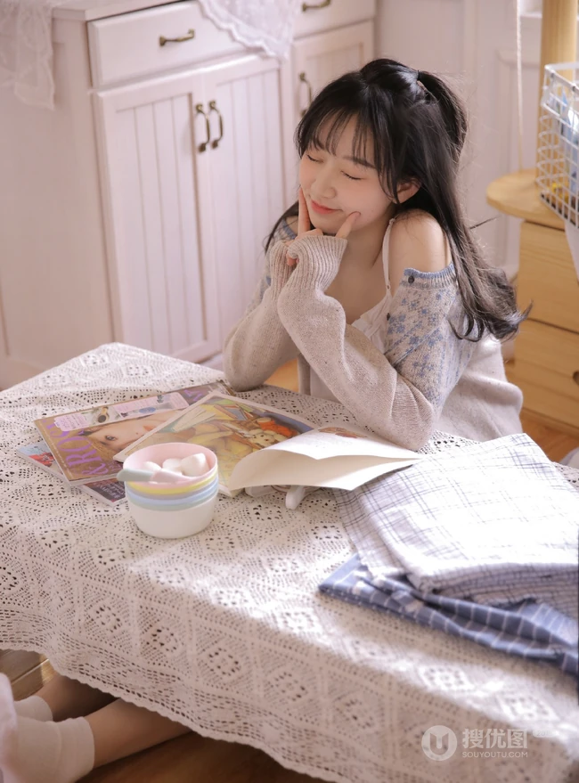 精致俏皮可爱少女室内阅读写真图片，白衣短裤清新靓丽而动人