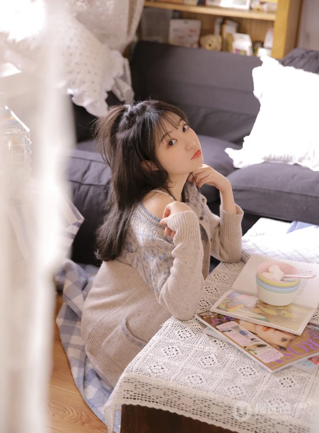 精致俏皮可爱少女室内阅读写真图片，白衣短裤清新靓丽而动人