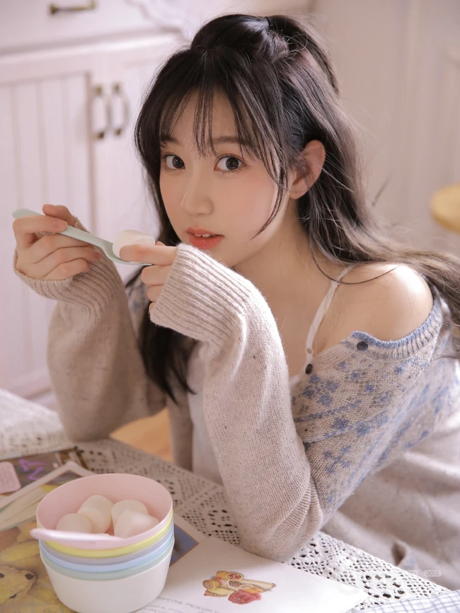 精致俏皮可爱少女室内阅读写真图片，白衣短裤清新靓丽而动人