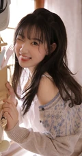精致俏皮可爱少女室内阅读写真图片，白衣短裤清新靓丽而动人
