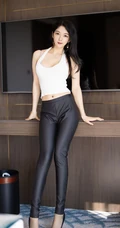 气质新疆女生迪依小琪紧身白背心，黑皮裤室内写真图集