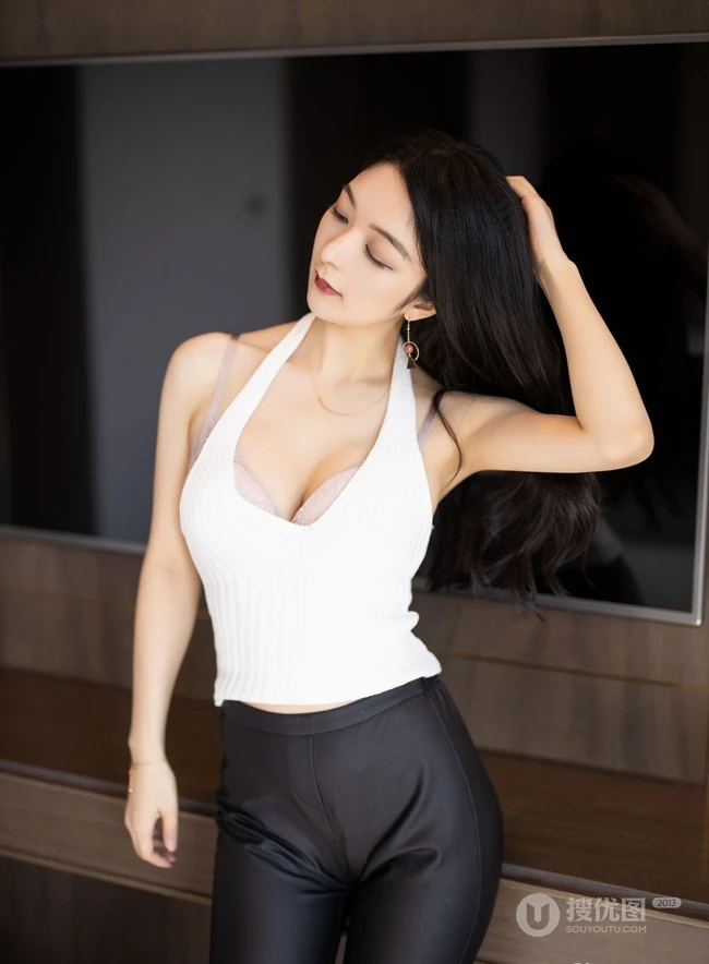 气质新疆女生迪依小琪紧身白背心，黑皮裤室内写真图集