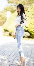 女生模特Miko酱吖剧情版写真，气质紧身牛仔裤与衬衫袜装主题的魅惑
