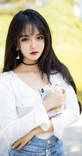 女生模特Miko酱吖剧情版写真，气质紧身牛仔裤与衬衫袜装主题的魅惑