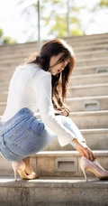 女生模特Miko酱吖剧情版写真，气质紧身牛仔裤与衬衫袜装主题的魅惑
