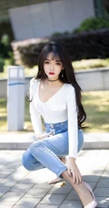 女生模特Miko酱吖剧情版写真，气质紧身牛仔裤与衬衫袜装主题的魅惑
