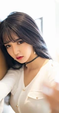 女生模特Miko酱吖剧情版写真，气质紧身牛仔裤与衬衫袜装主题的魅惑