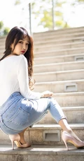 女生模特Miko酱吖剧情版写真，气质紧身牛仔裤与衬衫袜装主题的魅惑