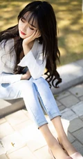 女生模特Miko酱吖剧情版写真，气质紧身牛仔裤与衬衫袜装主题的魅惑