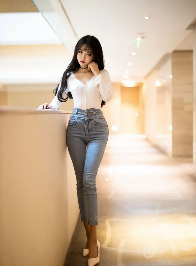 女生模特Miko酱吖剧情版写真，气质紧身牛仔裤与衬衫袜装主题的魅惑