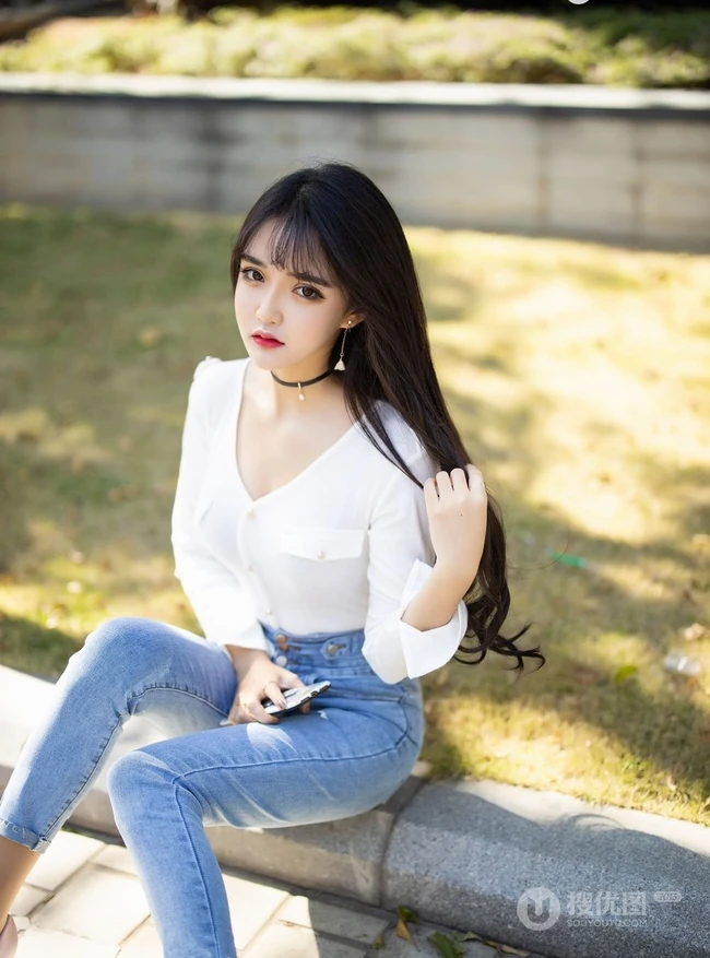 女生模特Miko酱吖剧情版写真，气质紧身牛仔裤与衬衫袜装主题的魅惑