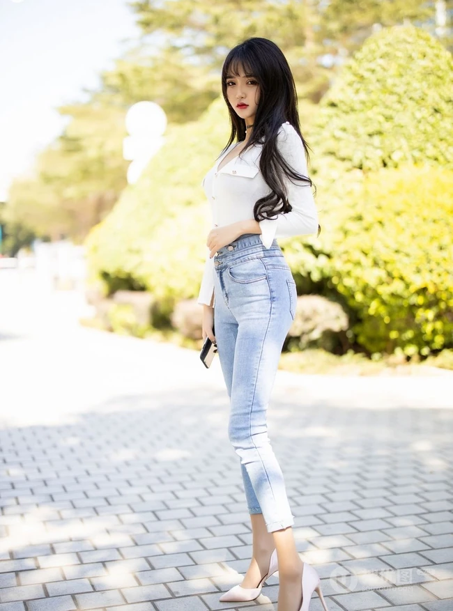 女生模特Miko酱吖剧情版写真，气质紧身牛仔裤与衬衫袜装主题的魅惑