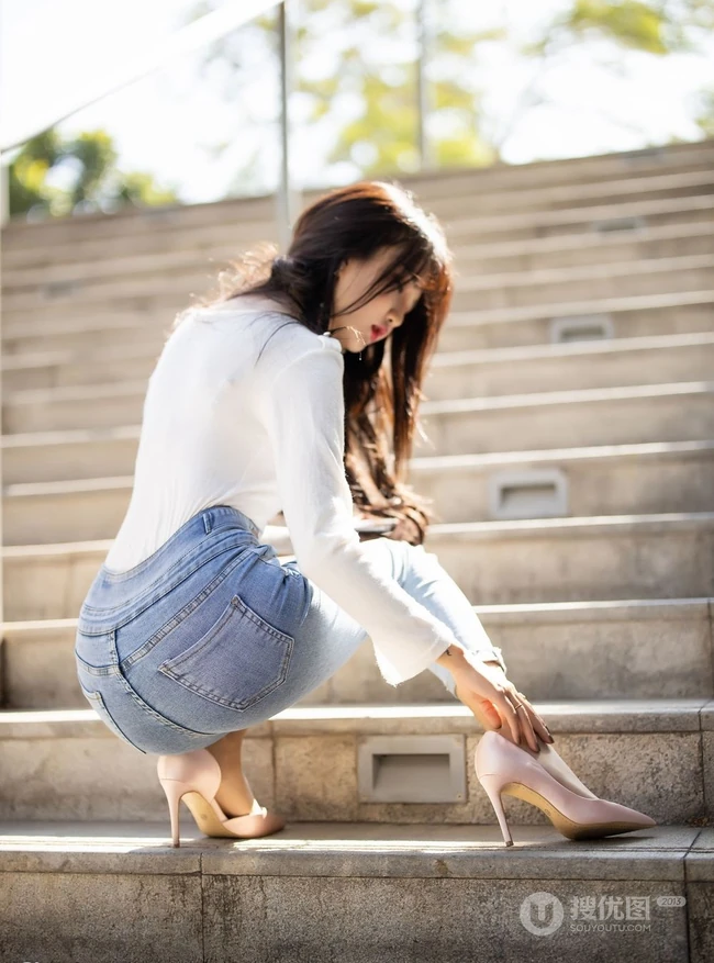女生模特Miko酱吖剧情版写真，气质紧身牛仔裤与衬衫袜装主题的魅惑