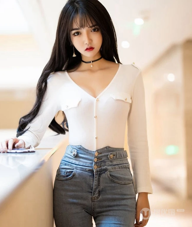 女生模特Miko酱吖剧情版写真，气质紧身牛仔裤与衬衫袜装主题的魅惑