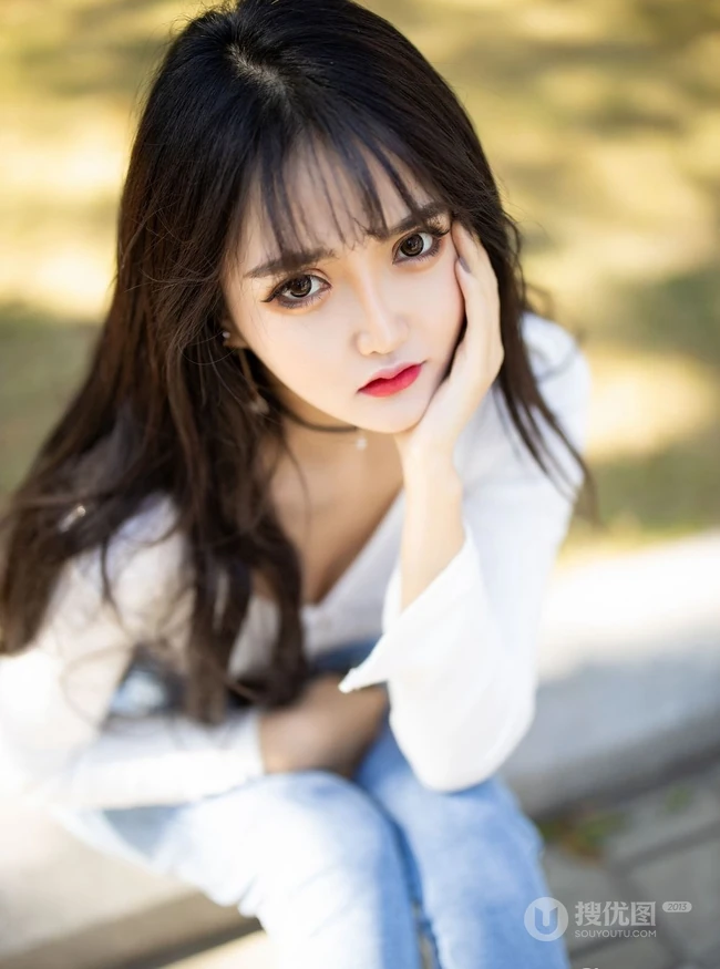 女生模特Miko酱吖剧情版写真，气质紧身牛仔裤与衬衫袜装主题的魅惑
