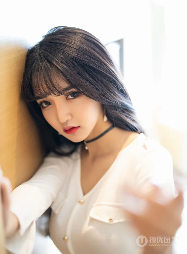 女生模特Miko酱吖剧情版写真，气质紧身牛仔裤与衬衫袜装主题的魅惑