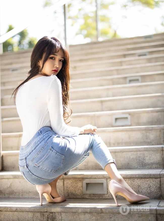 女生模特Miko酱吖剧情版写真，气质紧身牛仔裤与衬衫袜装主题的魅惑