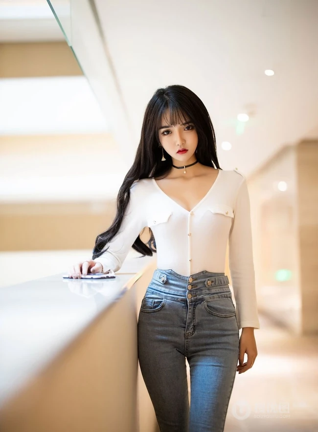 女生模特Miko酱吖剧情版写真，气质紧身牛仔裤与衬衫袜装主题的魅惑