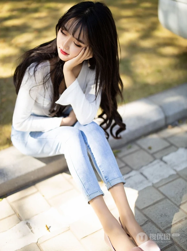 女生模特Miko酱吖剧情版写真，气质紧身牛仔裤与衬衫袜装主题的魅惑