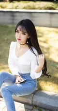 女生模特Miko酱吖剧情版写真，气质紧身牛仔裤与衬衫袜装主题的魅惑