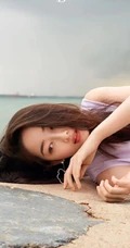 蒋梦婕《顺光而行》主题新加坡旅拍写真，紫衣长裙清新优雅而动人