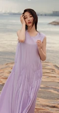 蒋梦婕《顺光而行》主题新加坡旅拍写真，紫衣长裙清新优雅而动人