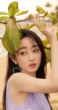 蒋梦婕《顺光而行》主题新加坡旅拍写真，紫衣长裙清新优雅而动人