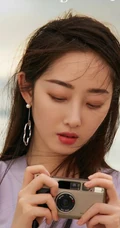 蒋梦婕《顺光而行》主题新加坡旅拍写真，紫衣长裙清新优雅而动人