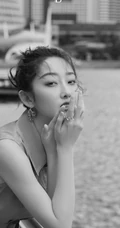 蒋梦婕《顺光而行》主题新加坡旅拍写真，紫衣长裙清新优雅而动人