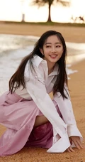 蒋梦婕《顺光而行》主题新加坡旅拍写真，紫衣长裙清新优雅而动人