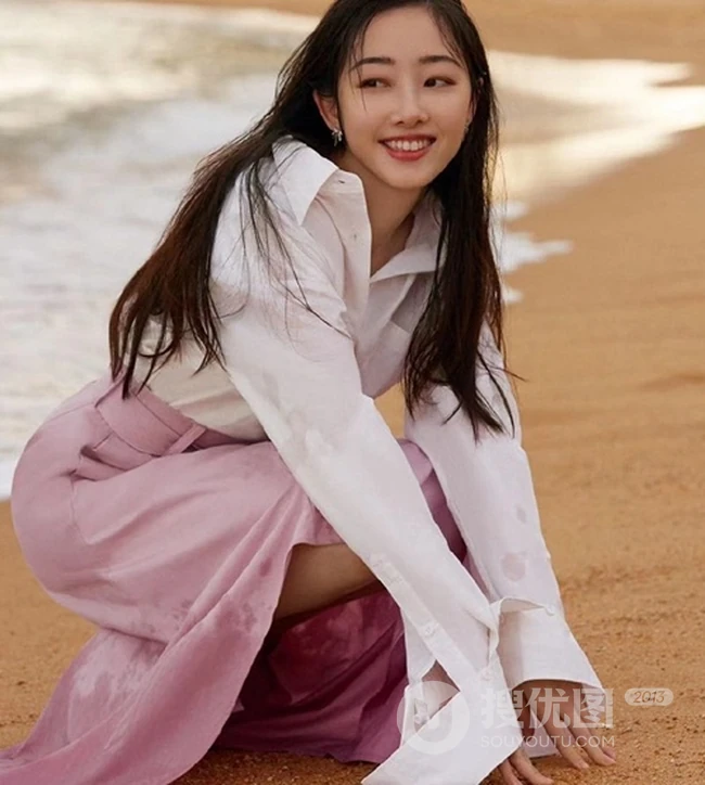 蒋梦婕《顺光而行》主题新加坡旅拍写真，紫衣长裙清新优雅而动人