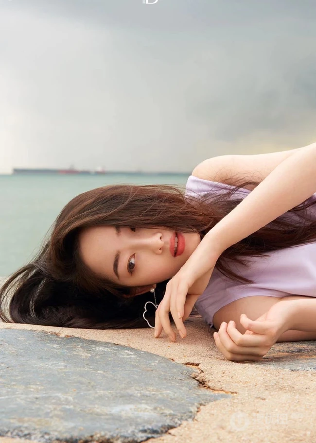 蒋梦婕《顺光而行》主题新加坡旅拍写真，紫衣长裙清新优雅而动人