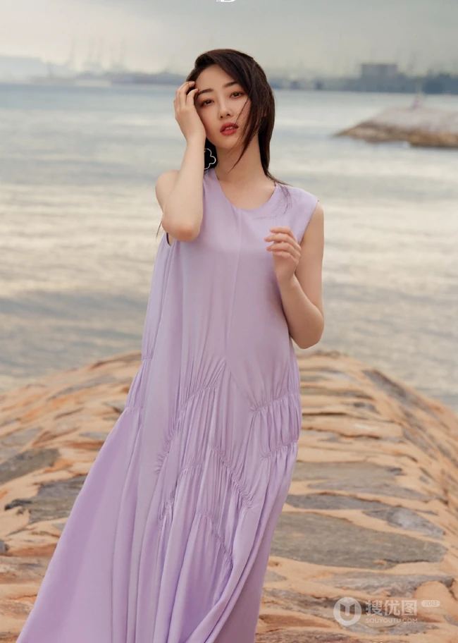 蒋梦婕《顺光而行》主题新加坡旅拍写真，紫衣长裙清新优雅而动人