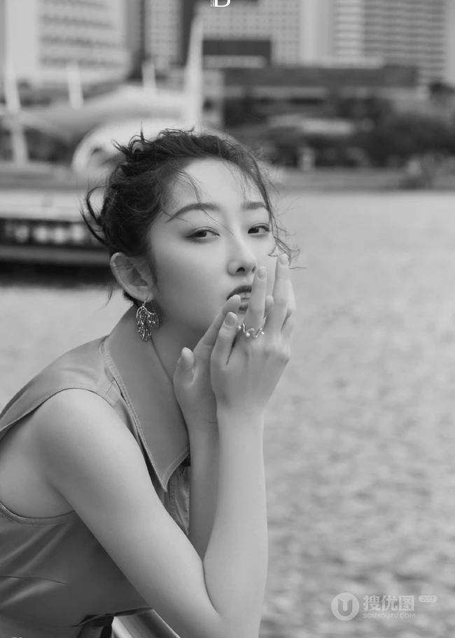 蒋梦婕《顺光而行》主题新加坡旅拍写真，紫衣长裙清新优雅而动人