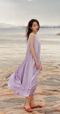 蒋梦婕《顺光而行》主题新加坡旅拍写真，紫衣长裙清新优雅而动人