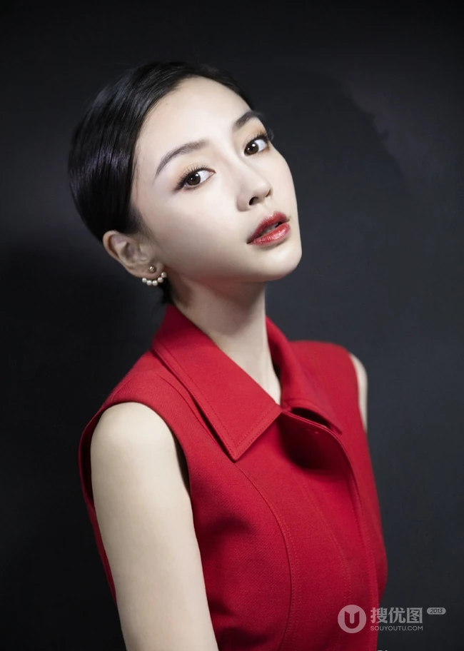 Angelababy优雅盘发发型搭配大红色外套动人写真图片