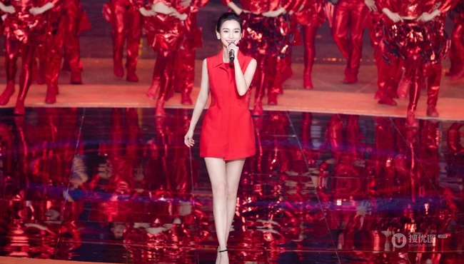 Angelababy优雅盘发发型搭配大红色外套动人写真图片