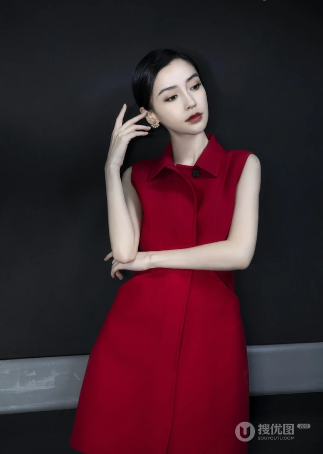 Angelababy优雅盘发发型搭配大红色外套动人写真图片