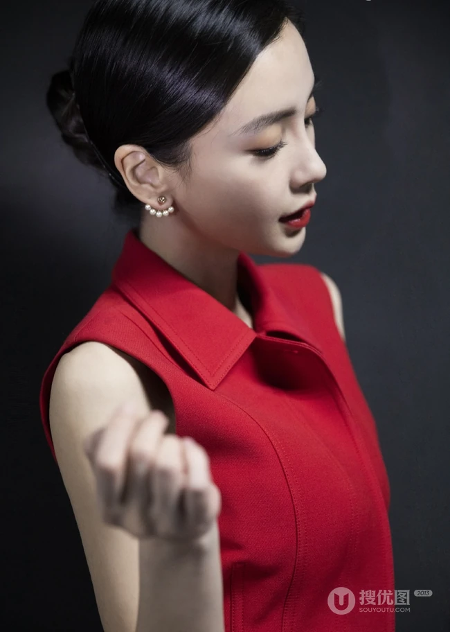 Angelababy优雅盘发发型搭配大红色外套动人写真图片