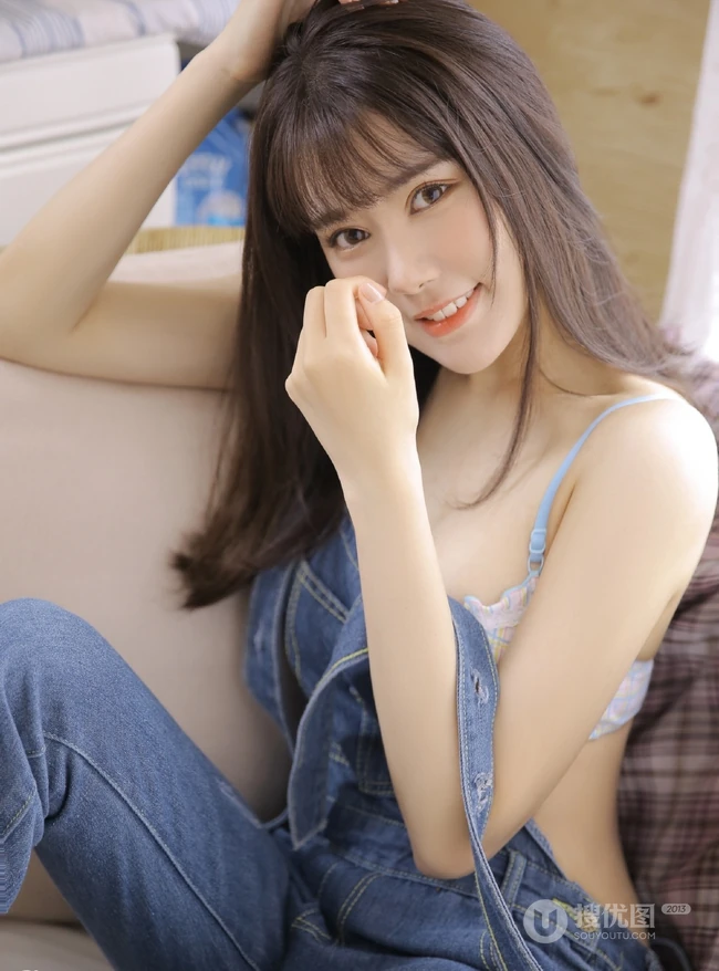 气质与纯美兼具，精选酒窝女生连体牛仔裤气质室内写真照