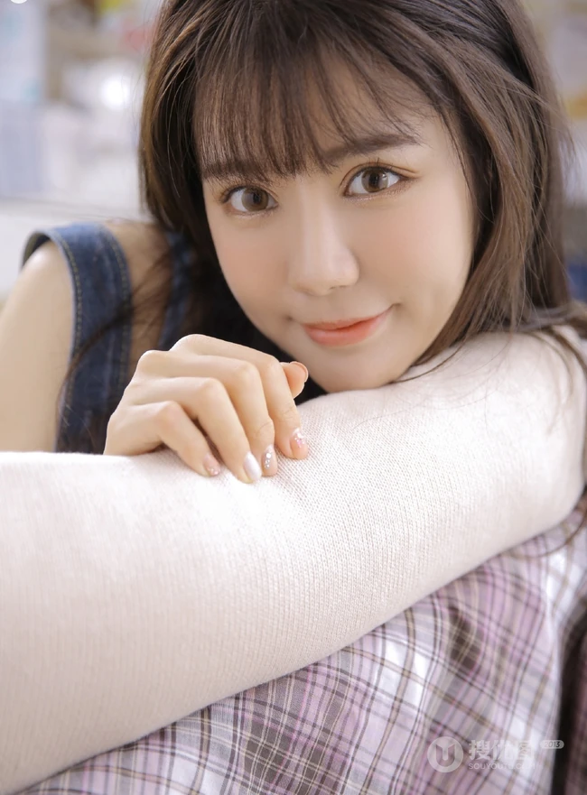 气质与纯美兼具，精选酒窝女生连体牛仔裤气质室内写真照
