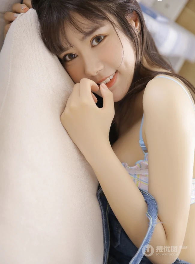 气质与纯美兼具，精选酒窝女生连体牛仔裤气质室内写真照