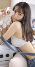 气质与纯美兼具，精选酒窝女生连体牛仔裤气质室内写真照