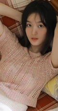 浅粉少女，带着天然的小清新，着轻纱镂空装搭配短裤大胆室内写真