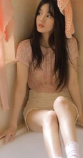 浅粉少女，带着天然的小清新，着轻纱镂空装搭配短裤大胆室内写真