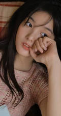 浅粉少女，带着天然的小清新，着轻纱镂空装搭配短裤大胆室内写真