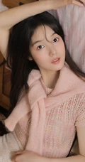 浅粉少女，带着天然的小清新，着轻纱镂空装搭配短裤大胆室内写真
