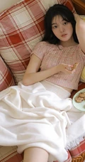 浅粉少女，带着天然的小清新，着轻纱镂空装搭配短裤大胆室内写真