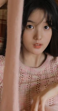 浅粉少女，带着天然的小清新，着轻纱镂空装搭配短裤大胆室内写真